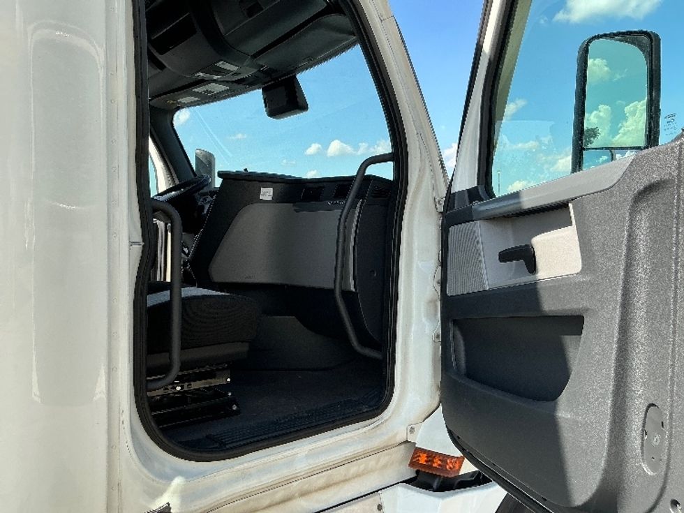 Sleeper Tractor-Heavy Duty Tractors-Freightliner-2022-T12664ST-East Chicago-IN-558,710\n\t\tmiles-$ 64,500 - Image 13
