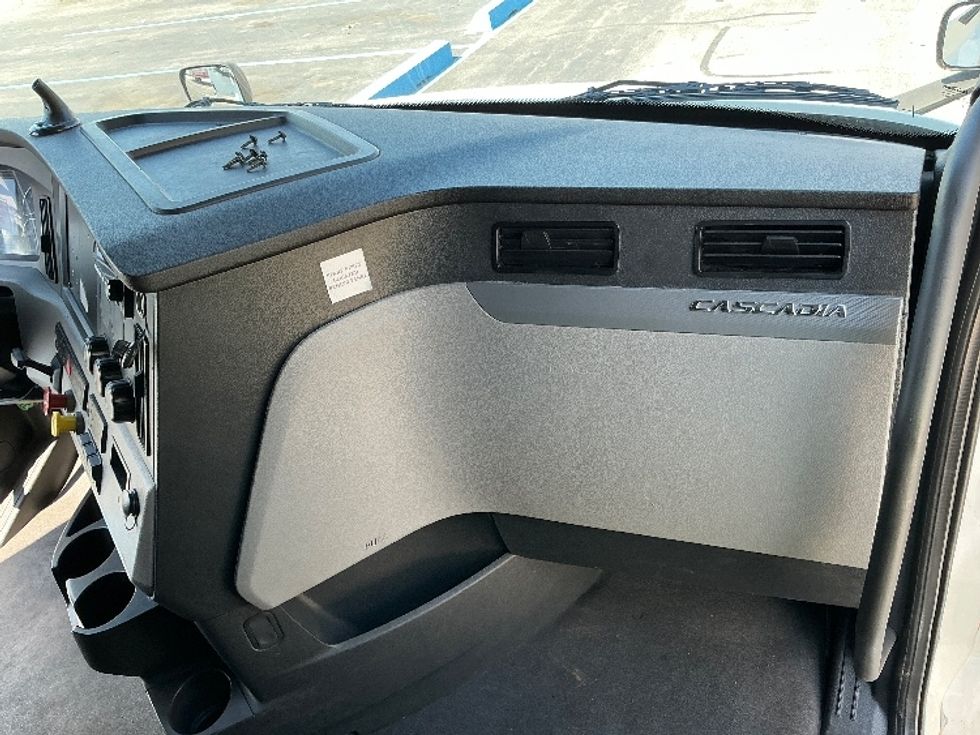 Sleeper Tractor-Heavy Duty Tractors-Freightliner-2022-T12664ST-East Chicago-IN-558,710\n\t\tmiles-$ 64,500 - Image 14