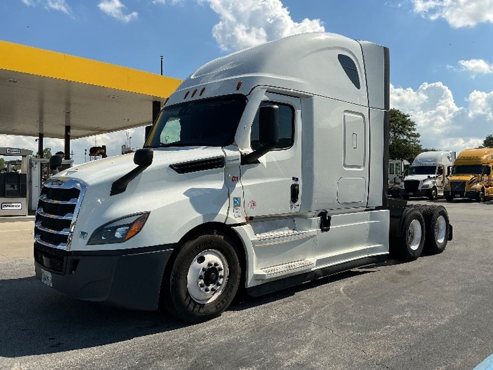 Sleeper Tractor-Heavy Duty Tractors-Freightliner-2022-T12664ST-East Chicago-IN-558,710\n\t\tmiles-$ 64,500 - Image 3