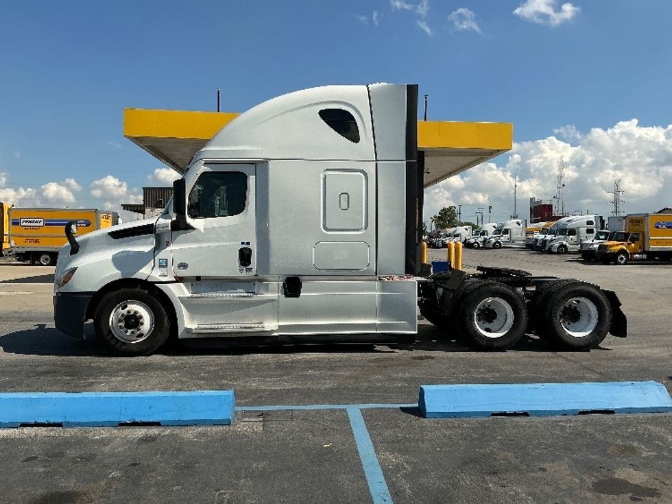 Sleeper Tractor-Heavy Duty Tractors-Freightliner-2022-T12664ST-East Chicago-IN-558,710\n\t\tmiles-$ 64,500 - Image 4