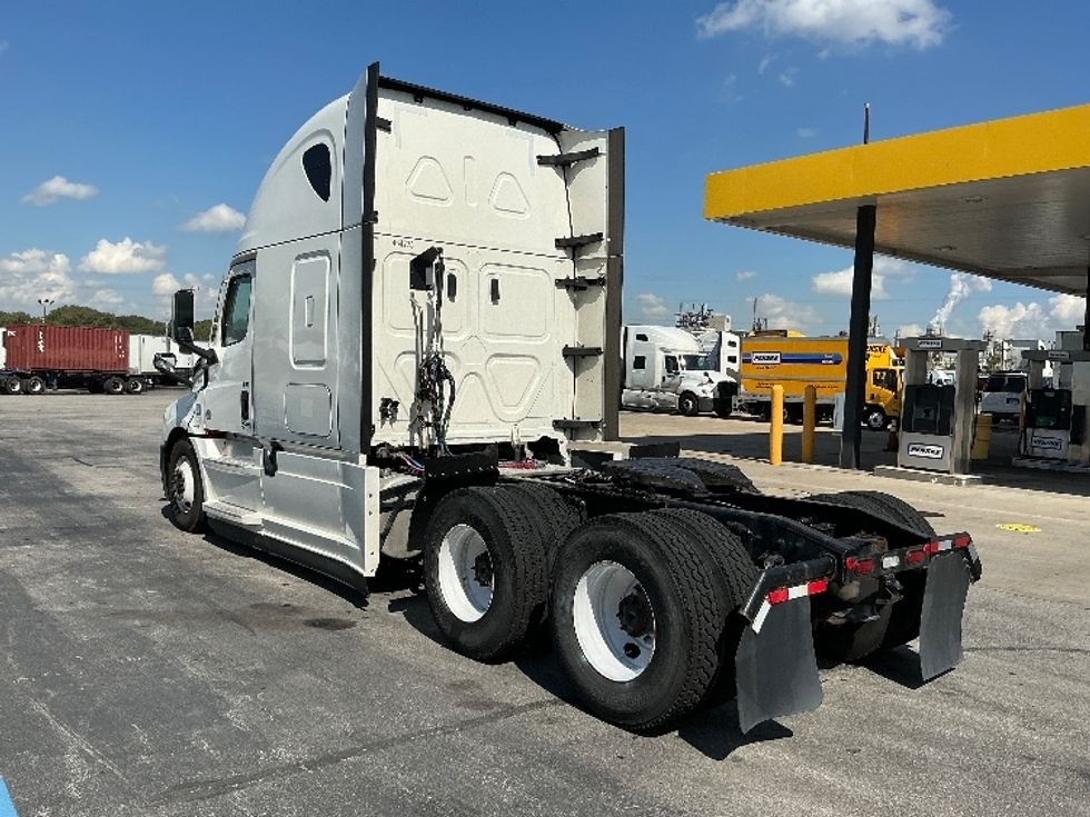 Sleeper Tractor-Heavy Duty Tractors-Freightliner-2022-T12664ST-East Chicago-IN-558,710\n\t\tmiles-$ 64,500 - Image 5