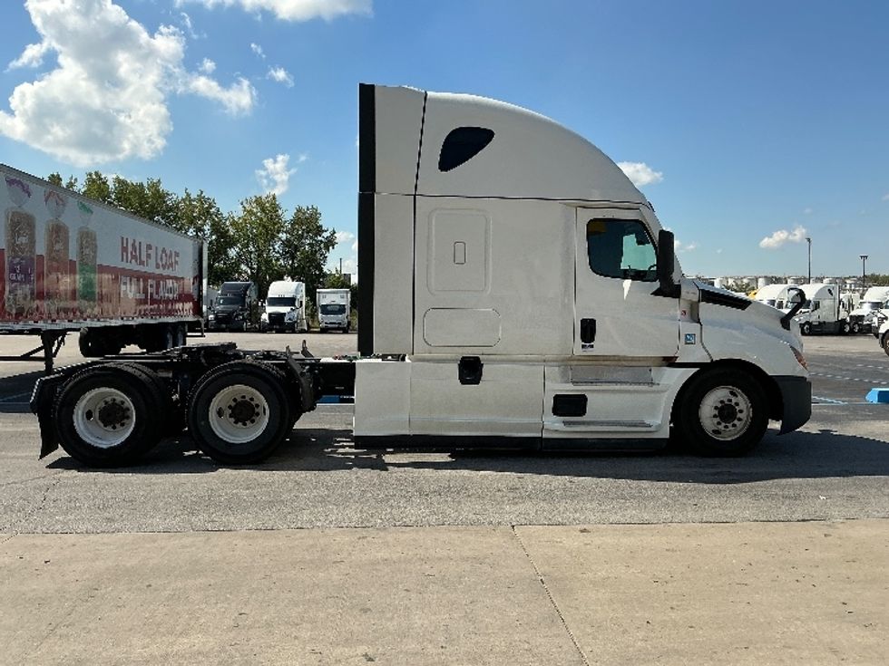 Sleeper Tractor-Heavy Duty Tractors-Freightliner-2022-T12664ST-East Chicago-IN-558,710\n\t\tmiles-$ 64,500 - Image 8