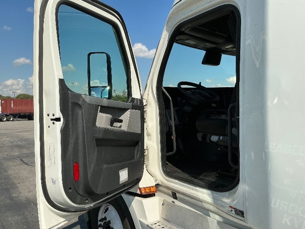 Sleeper Tractor-Heavy Duty Tractors-Freightliner-2022-T12664ST-East Chicago-IN-558,710\n\t\tmiles-$ 64,500 - Image 9