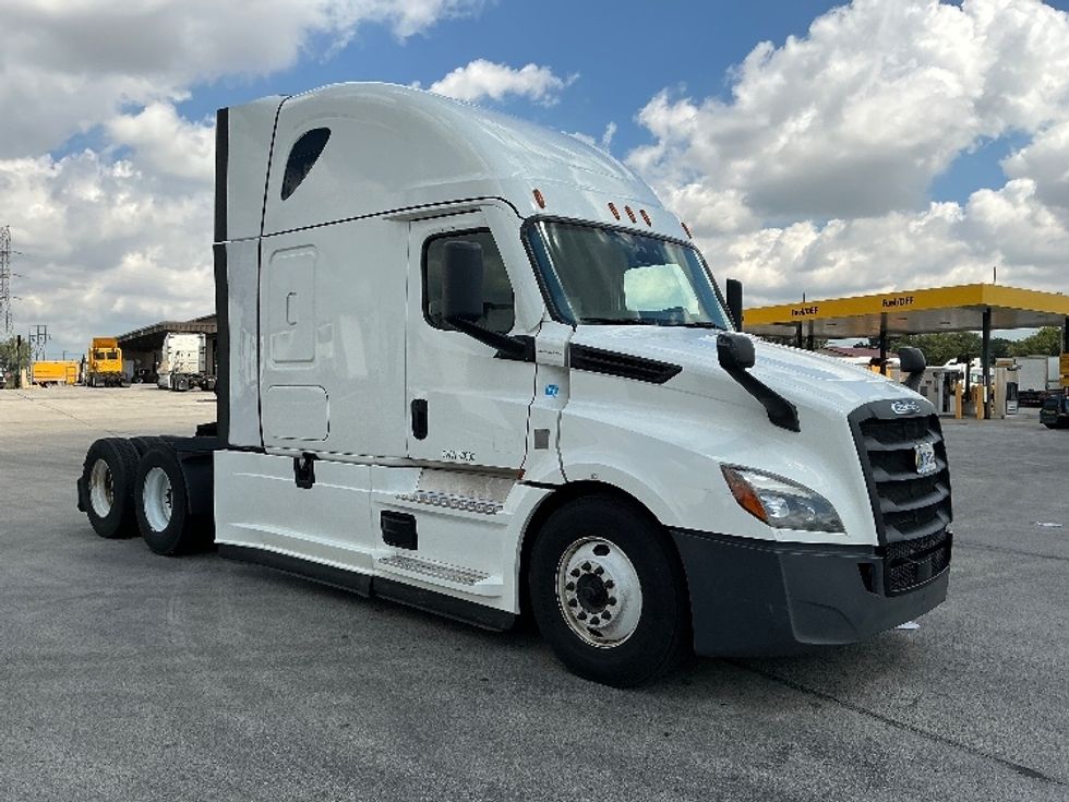 Sleeper Tractor-Heavy Duty Tractors-Freightliner-2022-T12664ST-East Chicago-IN-561,378\n\t\tmiles-$ 64,250 - Image 1
