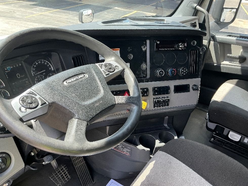Sleeper Tractor-Heavy Duty Tractors-Freightliner-2022-T12664ST-East Chicago-IN-561,378\n\t\tmiles-$ 64,250 - Image 10