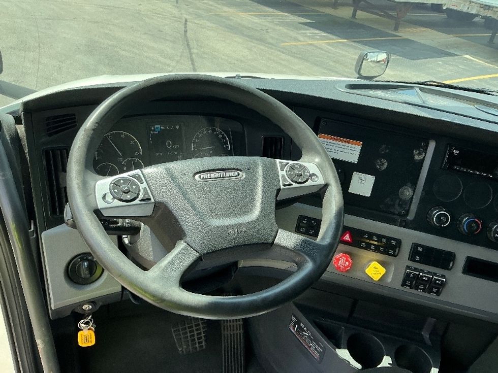 Sleeper Tractor-Heavy Duty Tractors-Freightliner-2022-T12664ST-East Chicago-IN-561,378\n\t\tmiles-$ 64,250 - Image 11