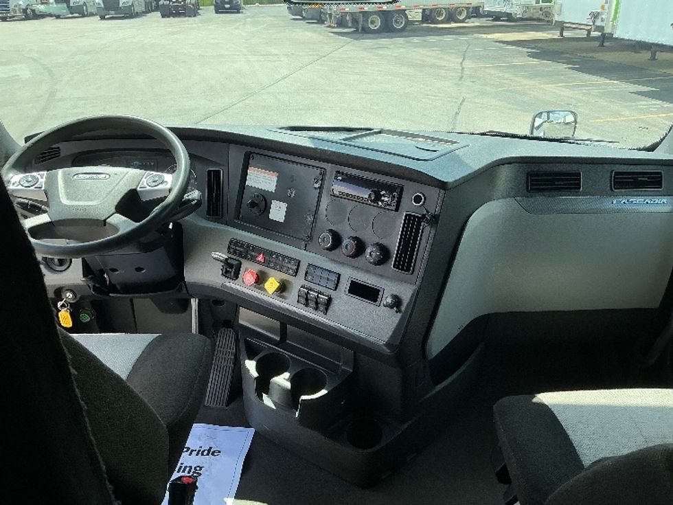Sleeper Tractor-Heavy Duty Tractors-Freightliner-2022-T12664ST-East Chicago-IN-561,378\n\t\tmiles-$ 64,250 - Image 12