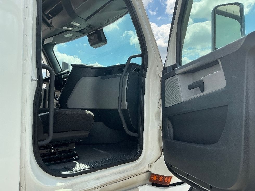 Sleeper Tractor-Heavy Duty Tractors-Freightliner-2022-T12664ST-East Chicago-IN-561,378\n\t\tmiles-$ 64,250 - Image 13