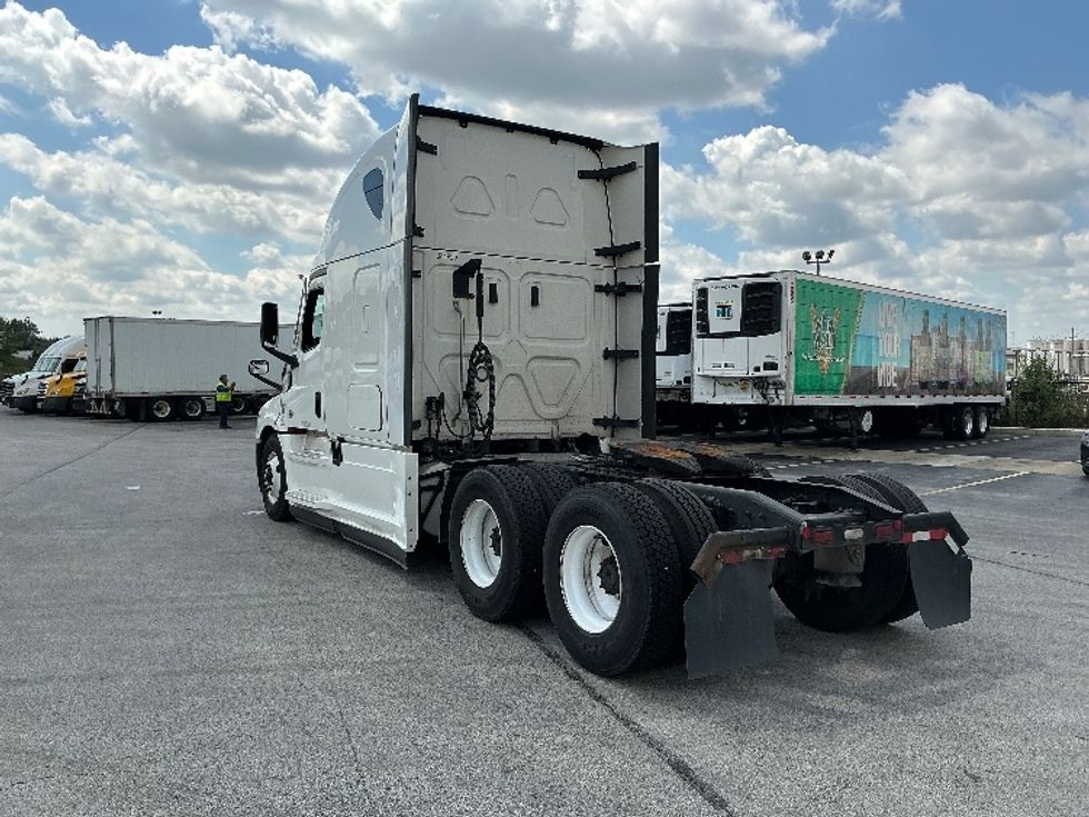 Sleeper Tractor-Heavy Duty Tractors-Freightliner-2022-T12664ST-East Chicago-IN-561,378\n\t\tmiles-$ 64,250 - Image 5