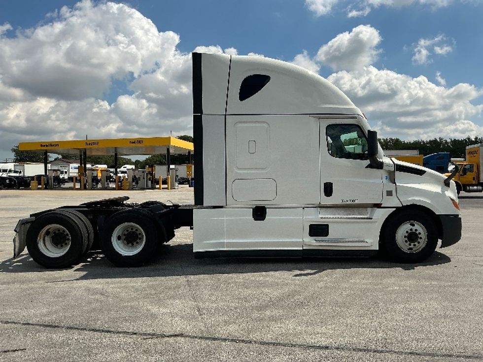Sleeper Tractor-Heavy Duty Tractors-Freightliner-2022-T12664ST-East Chicago-IN-561,378\n\t\tmiles-$ 64,250 - Image 8