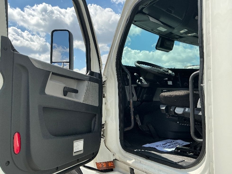 Sleeper Tractor-Heavy Duty Tractors-Freightliner-2022-T12664ST-East Chicago-IN-561,378\n\t\tmiles-$ 64,250 - Image 9