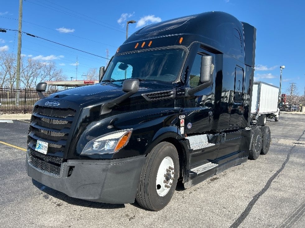 Sleeper Tractor-Heavy Duty Tractors-Freightliner-2022-T12664ST-East Chicago-IN-561,414\n\t\tmiles-$ 63,750 - Image 1