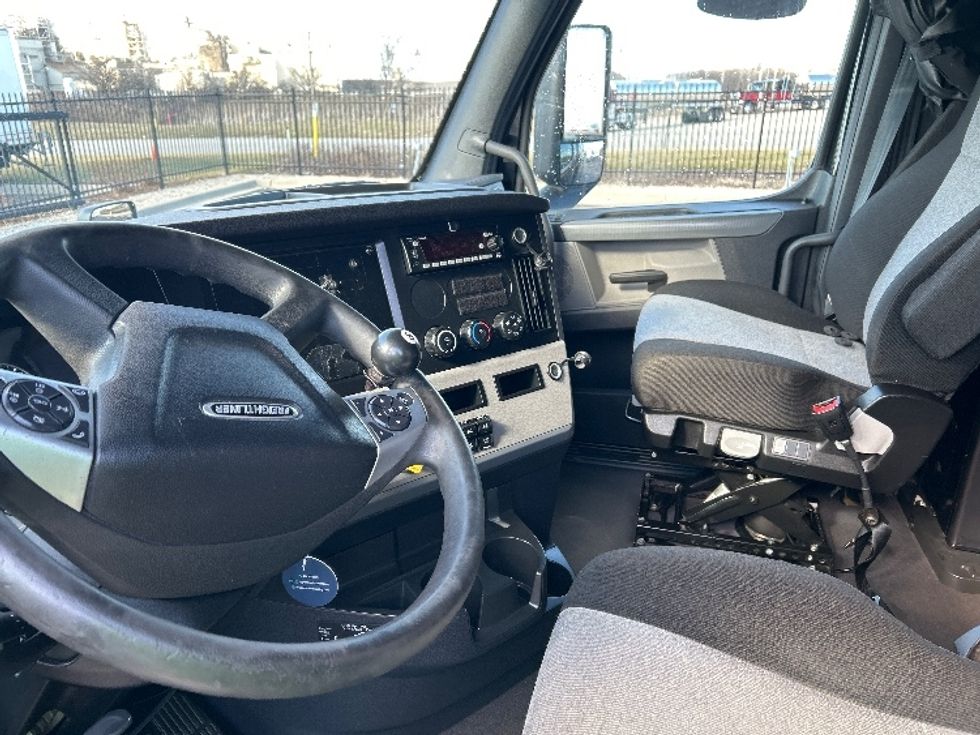 Sleeper Tractor-Heavy Duty Tractors-Freightliner-2022-T12664ST-East Chicago-IN-561,414\n\t\tmiles-$ 63,750 - Image 10