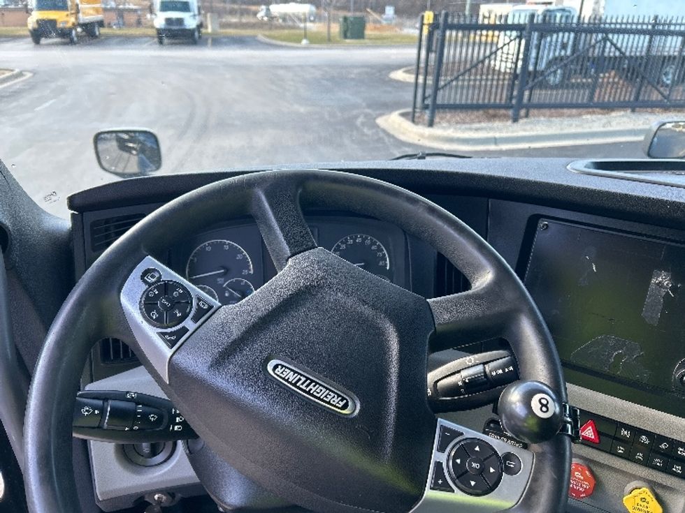 Sleeper Tractor-Heavy Duty Tractors-Freightliner-2022-T12664ST-East Chicago-IN-561,414\n\t\tmiles-$ 63,750 - Image 11