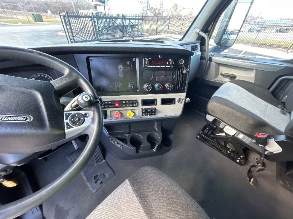 Sleeper Tractor-Heavy Duty Tractors-Freightliner-2022-T12664ST-East Chicago-IN-561,414\n\t\tmiles-$ 63,750 - Image 12