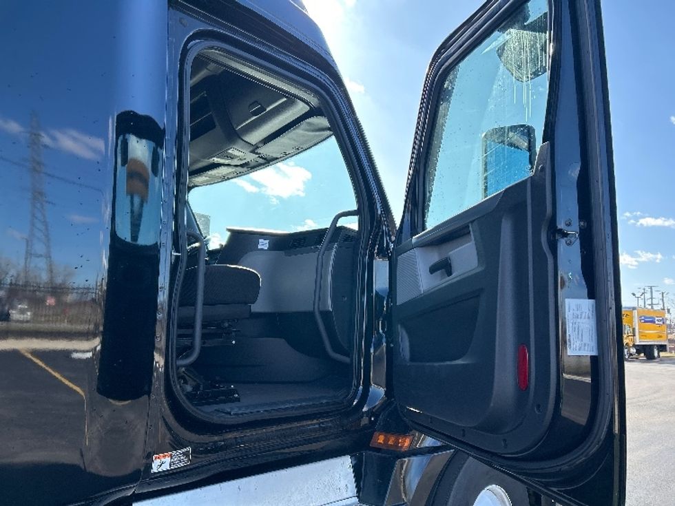 Sleeper Tractor-Heavy Duty Tractors-Freightliner-2022-T12664ST-East Chicago-IN-561,414\n\t\tmiles-$ 63,750 - Image 13