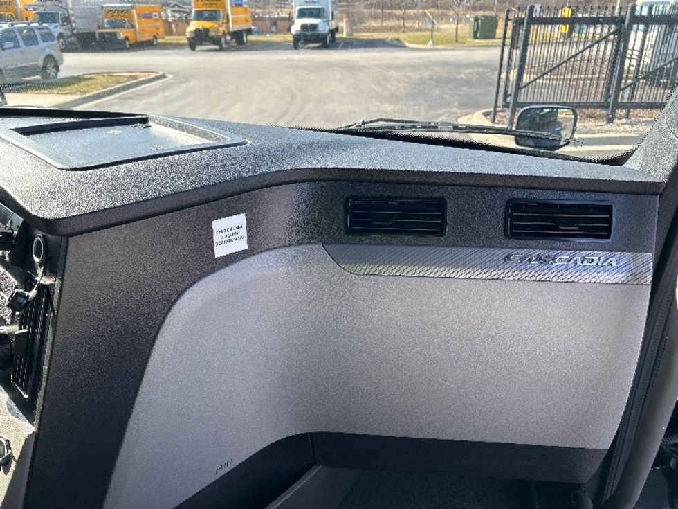 Sleeper Tractor-Heavy Duty Tractors-Freightliner-2022-T12664ST-East Chicago-IN-561,414\n\t\tmiles-$ 63,750 - Image 14