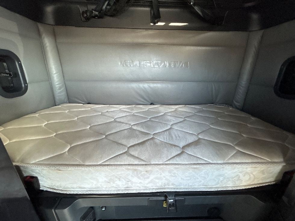 Sleeper Tractor-Heavy Duty Tractors-Freightliner-2022-T12664ST-East Chicago-IN-561,414\n\t\tmiles-$ 63,750 - Image 17