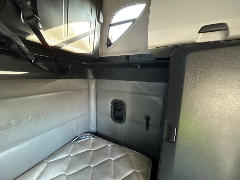 Sleeper Tractor-Heavy Duty Tractors-Freightliner-2022-T12664ST-East Chicago-IN-561,414\n\t\tmiles-$ 63,750 - Image 18