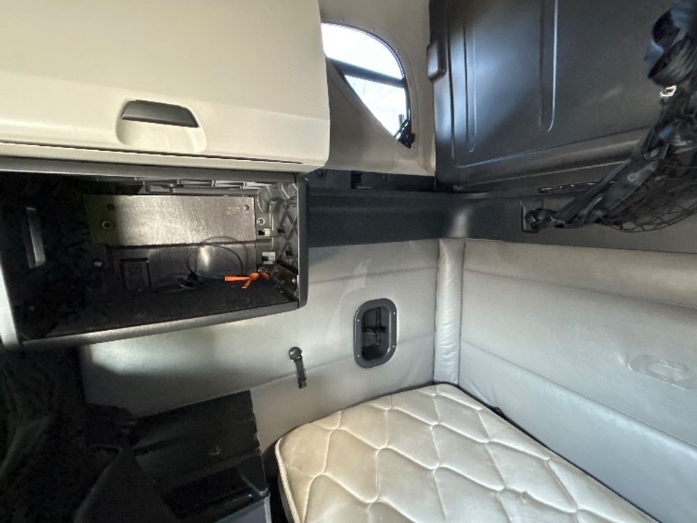 Sleeper Tractor-Heavy Duty Tractors-Freightliner-2022-T12664ST-East Chicago-IN-561,414\n\t\tmiles-$ 63,750 - Image 19