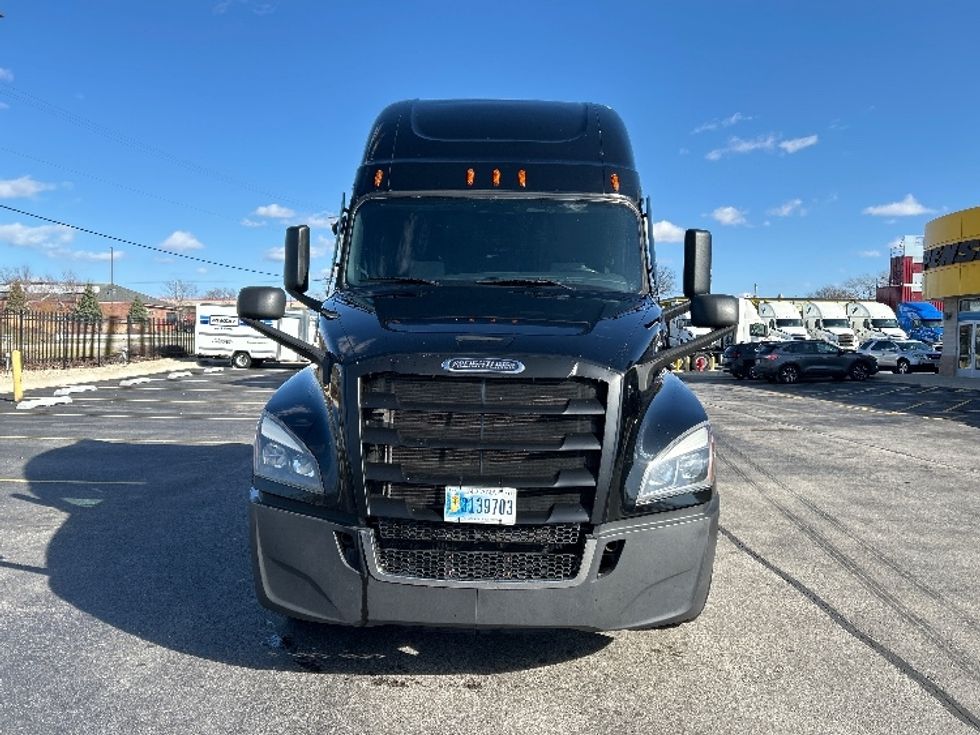 Sleeper Tractor-Heavy Duty Tractors-Freightliner-2022-T12664ST-East Chicago-IN-561,414\n\t\tmiles-$ 63,750 - Image 2