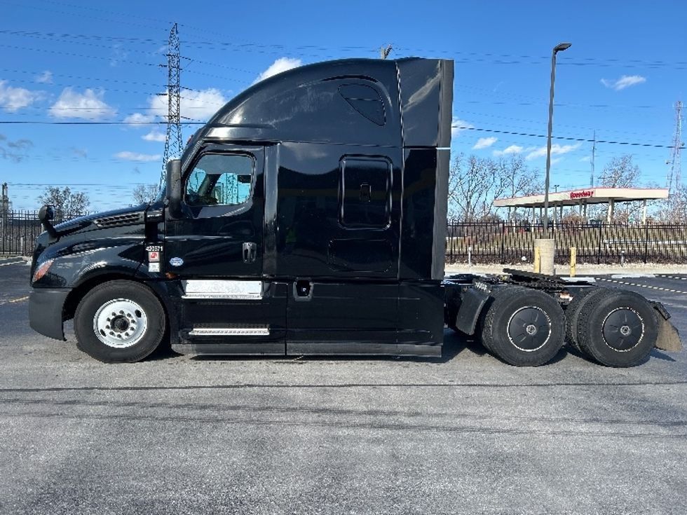 Sleeper Tractor-Heavy Duty Tractors-Freightliner-2022-T12664ST-East Chicago-IN-561,414\n\t\tmiles-$ 63,750 - Image 4