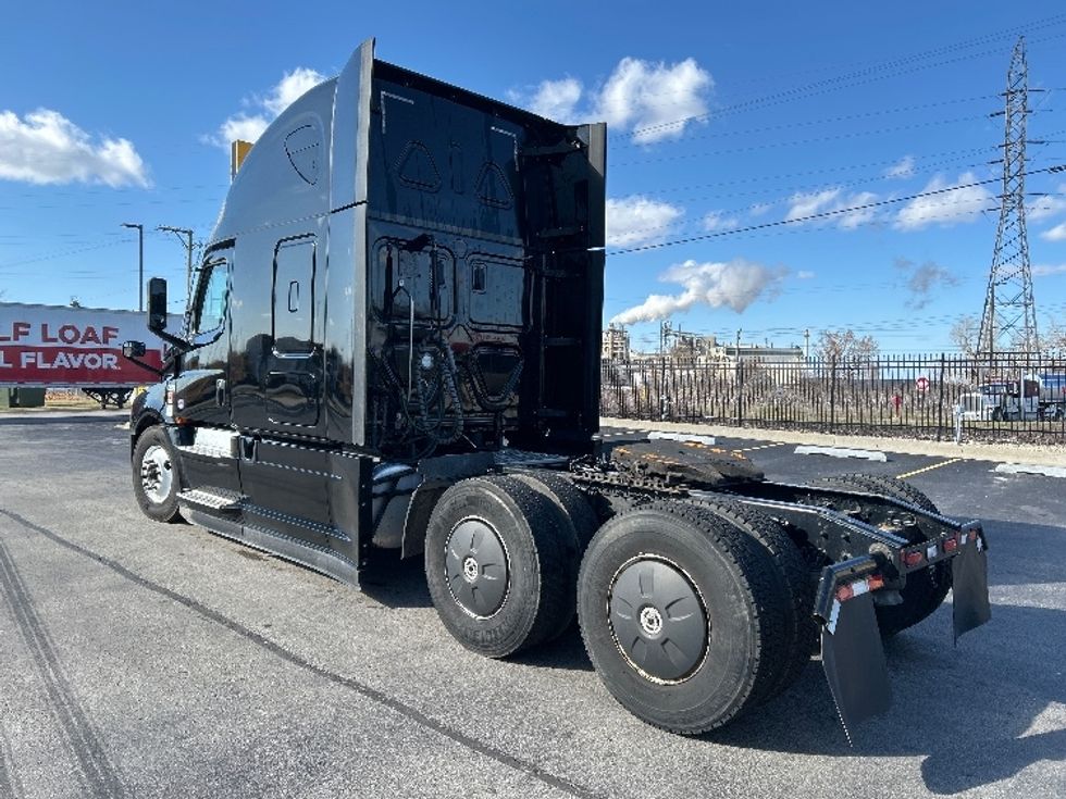Sleeper Tractor-Heavy Duty Tractors-Freightliner-2022-T12664ST-East Chicago-IN-561,414\n\t\tmiles-$ 63,750 - Image 5