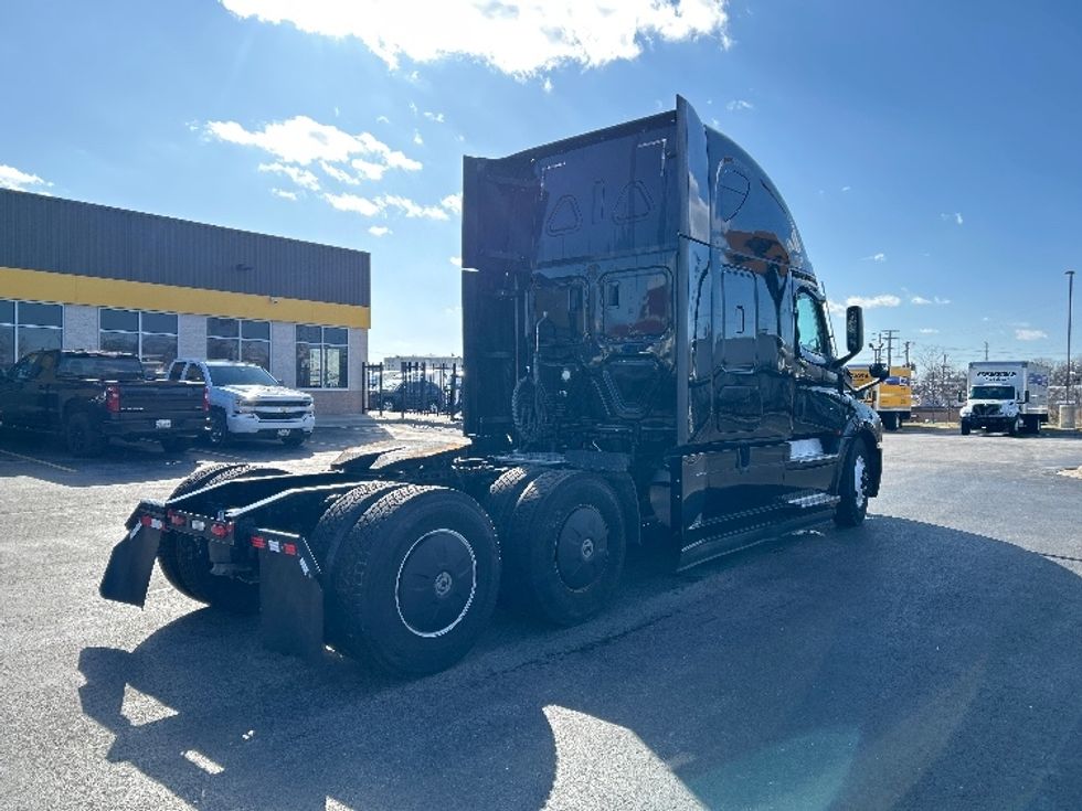 Sleeper Tractor-Heavy Duty Tractors-Freightliner-2022-T12664ST-East Chicago-IN-561,414\n\t\tmiles-$ 63,750 - Image 7
