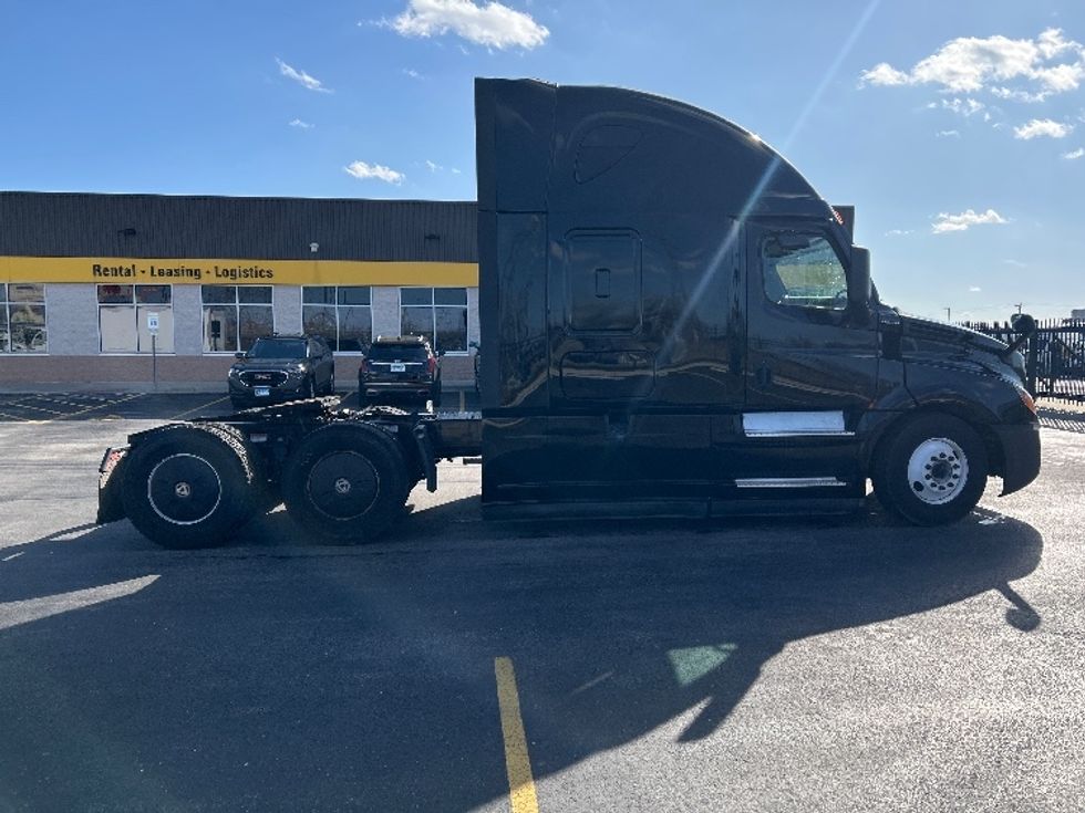 Sleeper Tractor-Heavy Duty Tractors-Freightliner-2022-T12664ST-East Chicago-IN-561,414\n\t\tmiles-$ 63,750 - Image 8