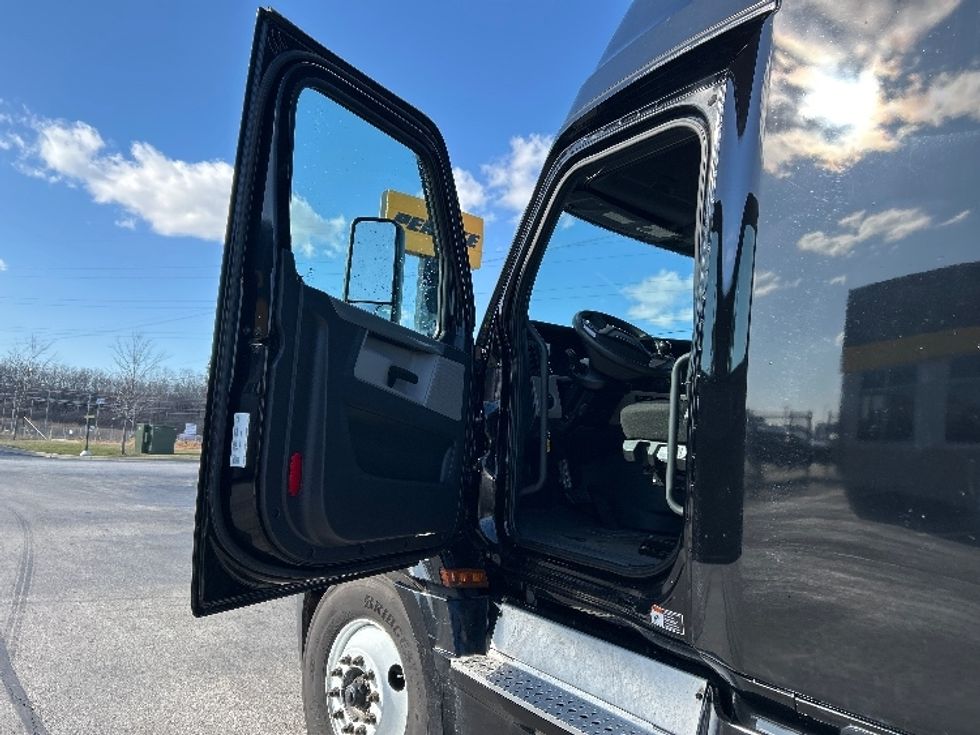 Sleeper Tractor-Heavy Duty Tractors-Freightliner-2022-T12664ST-East Chicago-IN-561,414\n\t\tmiles-$ 63,750 - Image 9