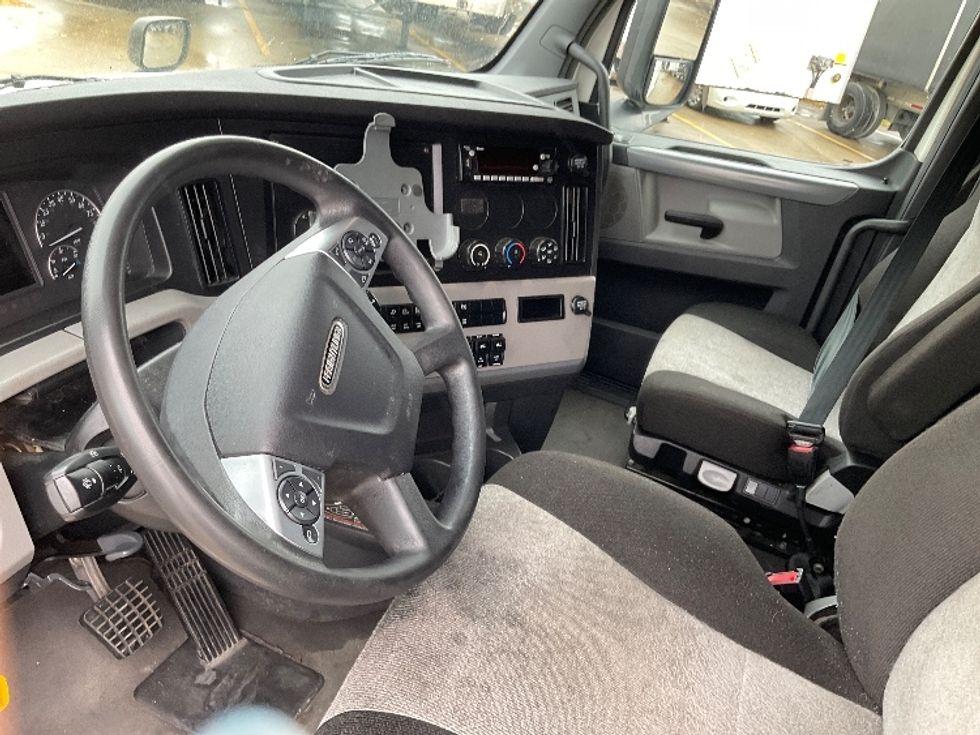 Sleeper Tractor-Heavy Duty Tractors-Freightliner-2022-T12664ST-East Chicago-IN-567,107\n\t\tmiles-$ 62,250 - Image 10