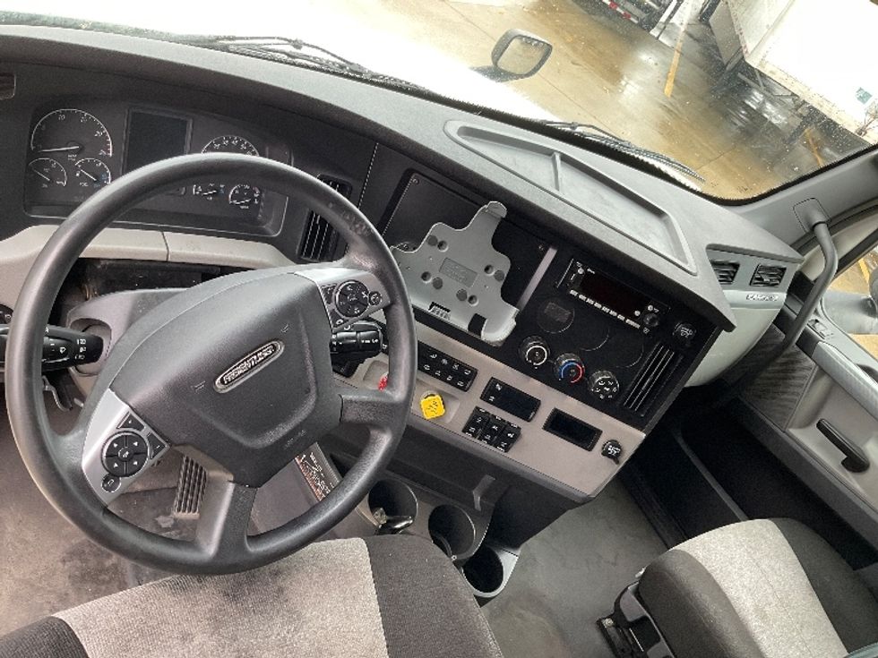 Sleeper Tractor-Heavy Duty Tractors-Freightliner-2022-T12664ST-East Chicago-IN-567,107\n\t\tmiles-$ 62,250 - Image 11