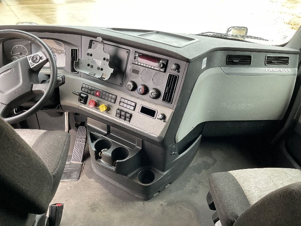 Sleeper Tractor-Heavy Duty Tractors-Freightliner-2022-T12664ST-East Chicago-IN-567,107\n\t\tmiles-$ 62,250 - Image 12