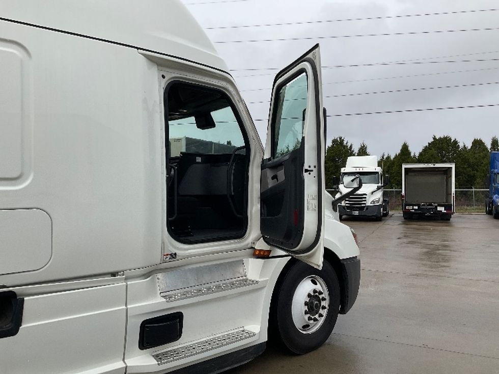 Sleeper Tractor-Heavy Duty Tractors-Freightliner-2022-T12664ST-East Chicago-IN-567,107\n\t\tmiles-$ 62,250 - Image 13