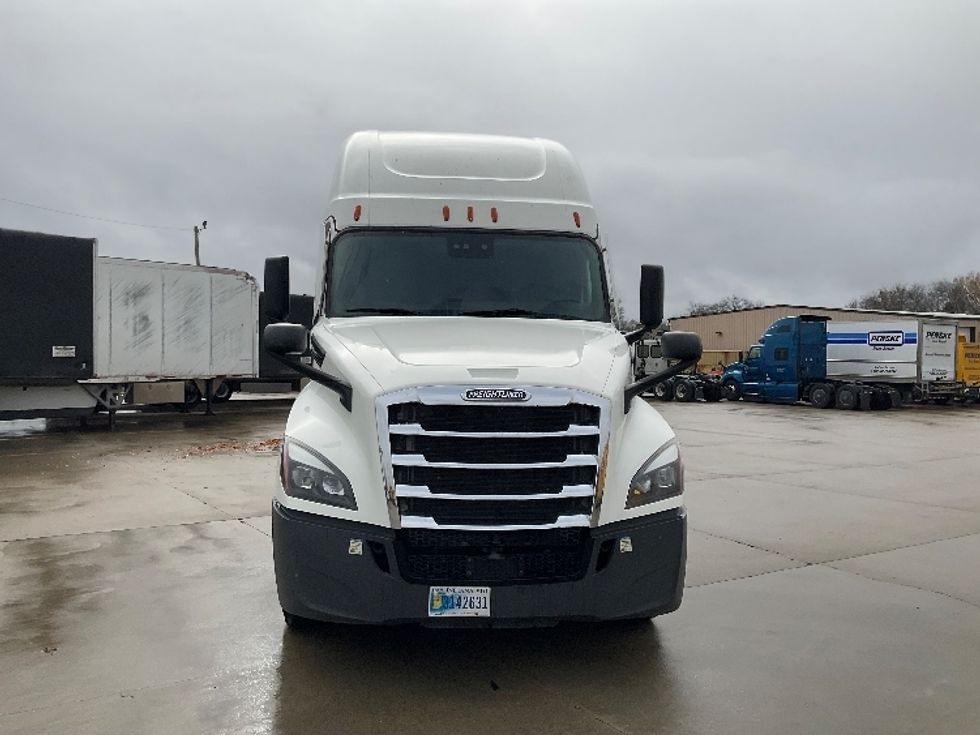 Sleeper Tractor-Heavy Duty Tractors-Freightliner-2022-T12664ST-East Chicago-IN-567,107\n\t\tmiles-$ 62,250 - Image 2