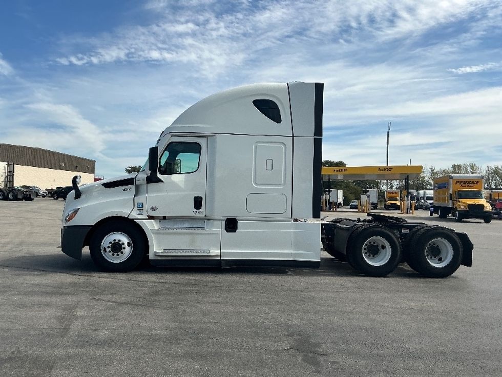 Sleeper Tractor-Heavy Duty Tractors-Freightliner-2022-T12664ST-East Chicago-IN-567,107\n\t\tmiles-$ 62,250 - Image 4