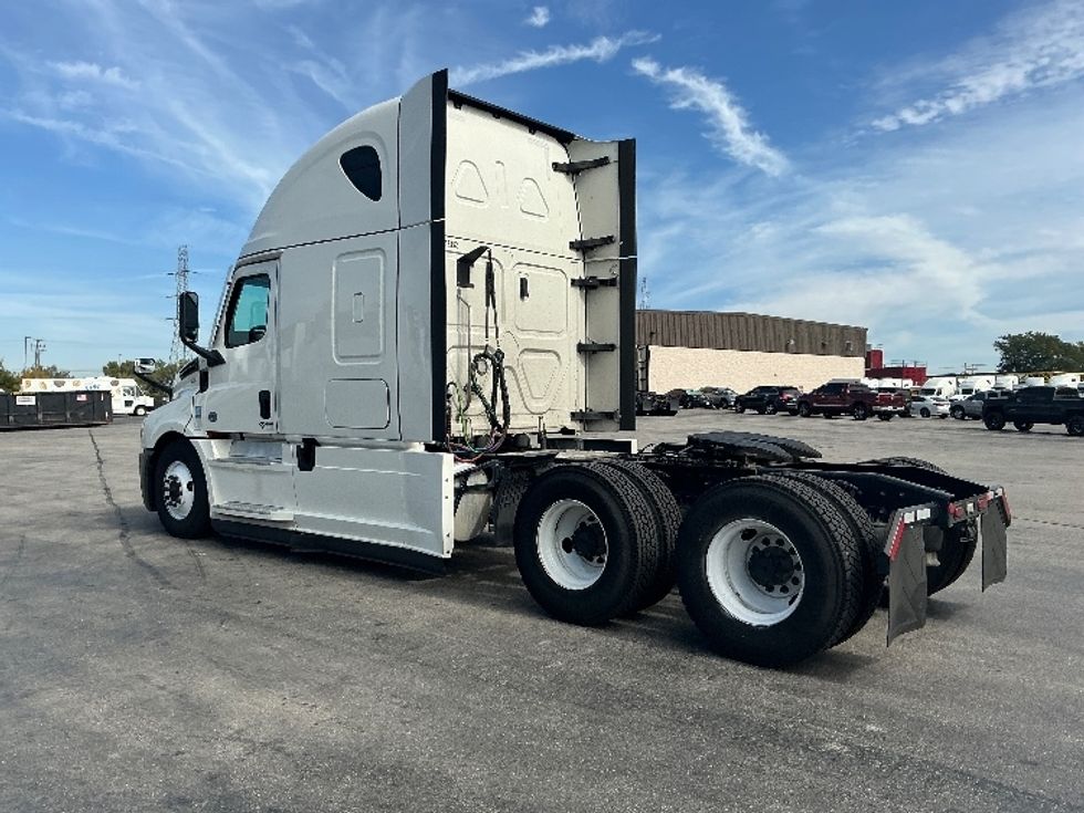 Sleeper Tractor-Heavy Duty Tractors-Freightliner-2022-T12664ST-East Chicago-IN-567,107\n\t\tmiles-$ 62,250 - Image 5