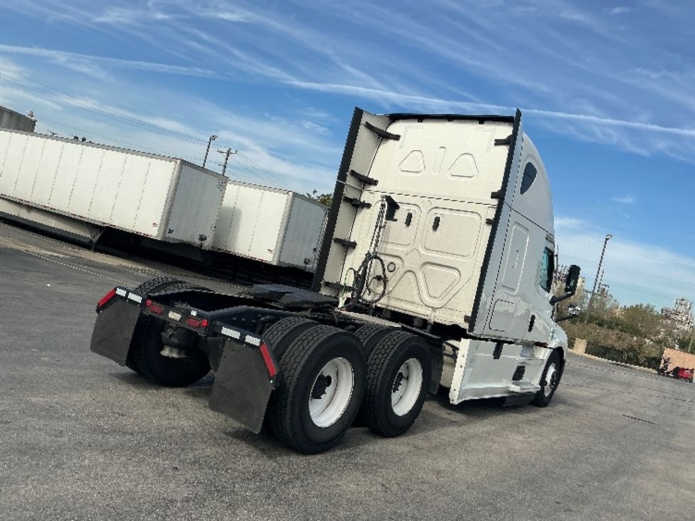Sleeper Tractor-Heavy Duty Tractors-Freightliner-2022-T12664ST-East Chicago-IN-567,107\n\t\tmiles-$ 62,250 - Image 7