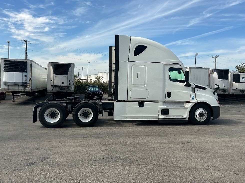 Sleeper Tractor-Heavy Duty Tractors-Freightliner-2022-T12664ST-East Chicago-IN-567,107\n\t\tmiles-$ 62,250 - Image 8