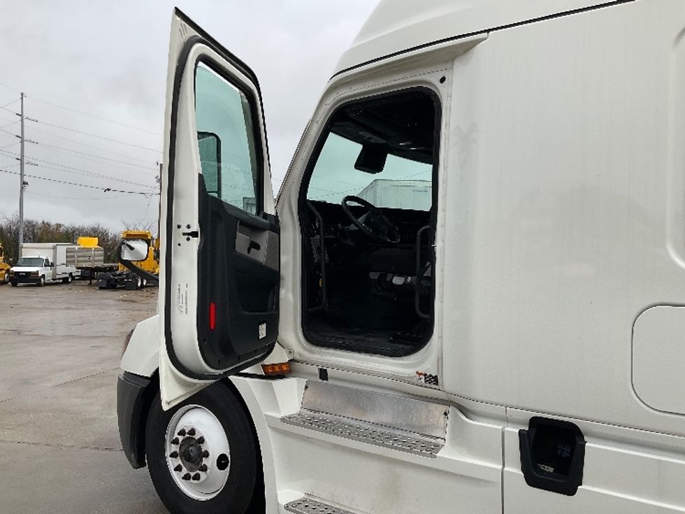 Sleeper Tractor-Heavy Duty Tractors-Freightliner-2022-T12664ST-East Chicago-IN-567,107\n\t\tmiles-$ 62,250 - Image 9