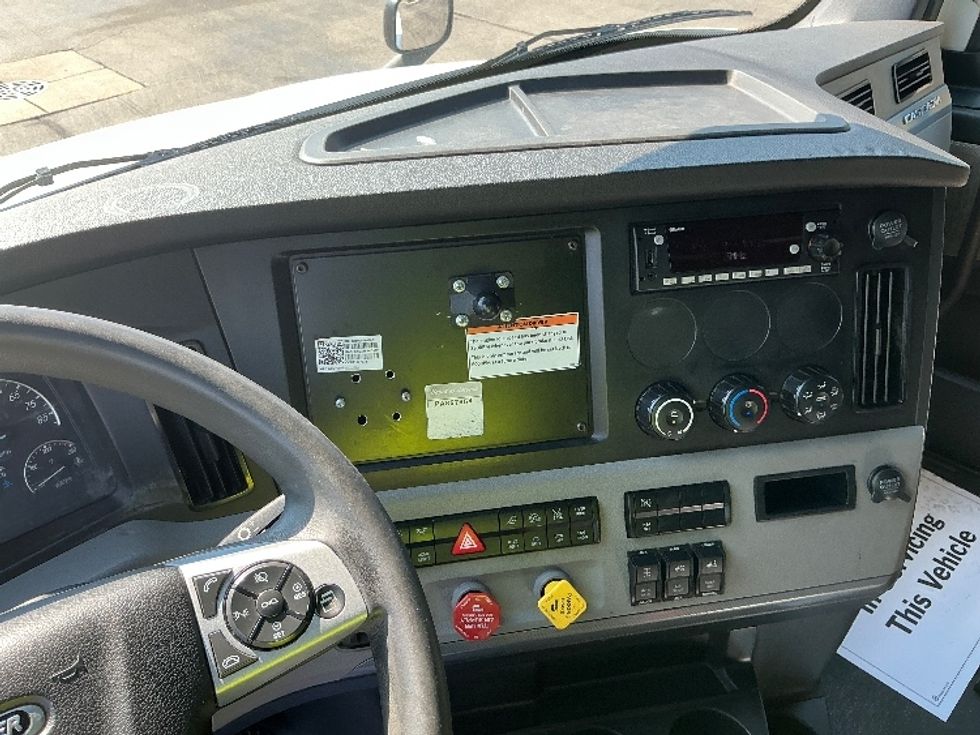 Sleeper Tractor-Heavy Duty Tractors-Freightliner-2022-T12664ST-East Chicago-IN-571,653\n\t\tmiles-$ 63,250 - Image 10