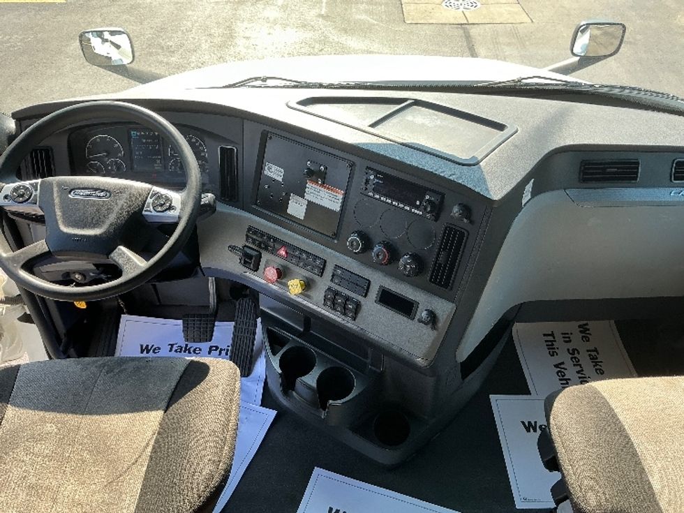 Sleeper Tractor-Heavy Duty Tractors-Freightliner-2022-T12664ST-East Chicago-IN-571,653\n\t\tmiles-$ 63,250 - Image 11