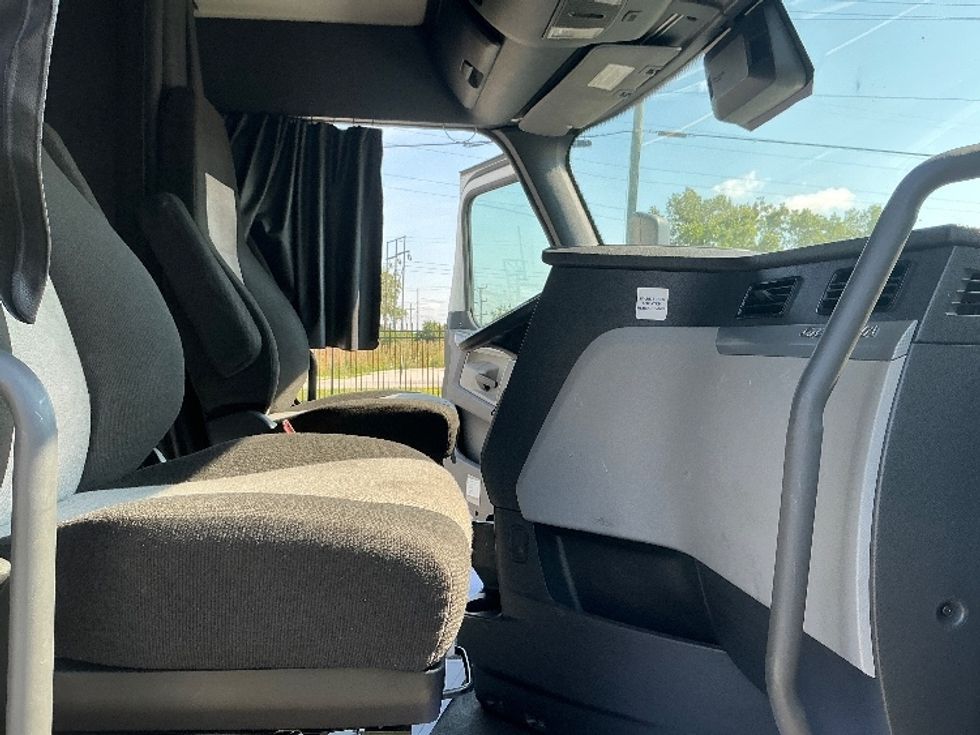 Sleeper Tractor-Heavy Duty Tractors-Freightliner-2022-T12664ST-East Chicago-IN-571,653\n\t\tmiles-$ 63,250 - Image 12