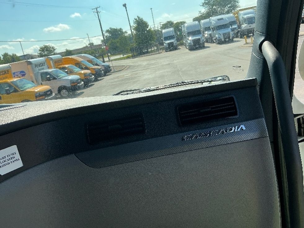 Sleeper Tractor-Heavy Duty Tractors-Freightliner-2022-T12664ST-East Chicago-IN-571,653\n\t\tmiles-$ 63,250 - Image 13