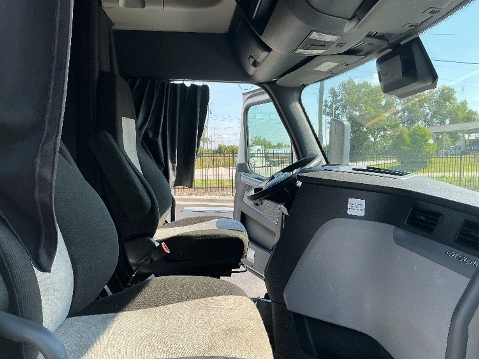 Sleeper Tractor-Heavy Duty Tractors-Freightliner-2022-T12664ST-East Chicago-IN-571,653\n\t\tmiles-$ 63,250 - Image 14