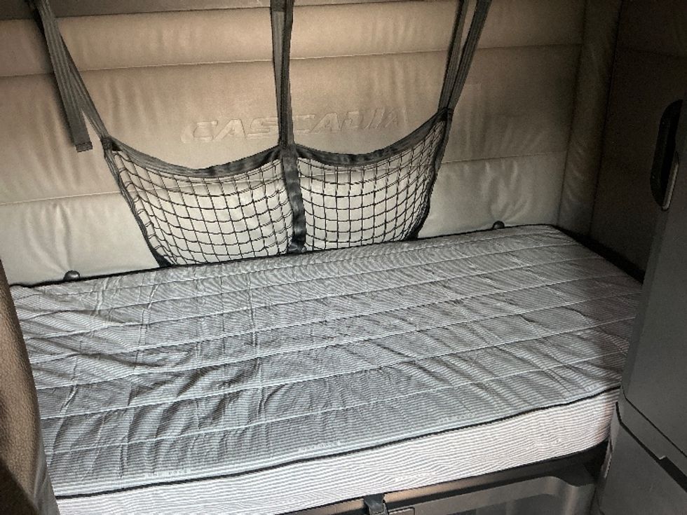 Sleeper Tractor-Heavy Duty Tractors-Freightliner-2022-T12664ST-East Chicago-IN-571,653\n\t\tmiles-$ 63,250 - Image 15