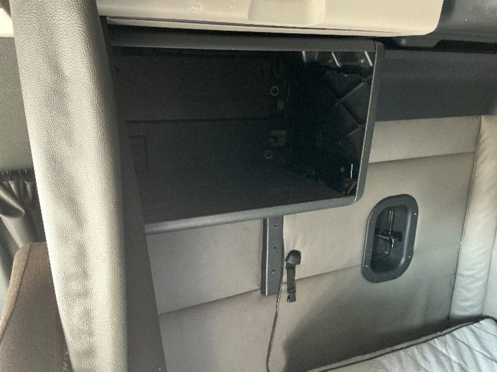 Sleeper Tractor-Heavy Duty Tractors-Freightliner-2022-T12664ST-East Chicago-IN-571,653\n\t\tmiles-$ 63,250 - Image 17