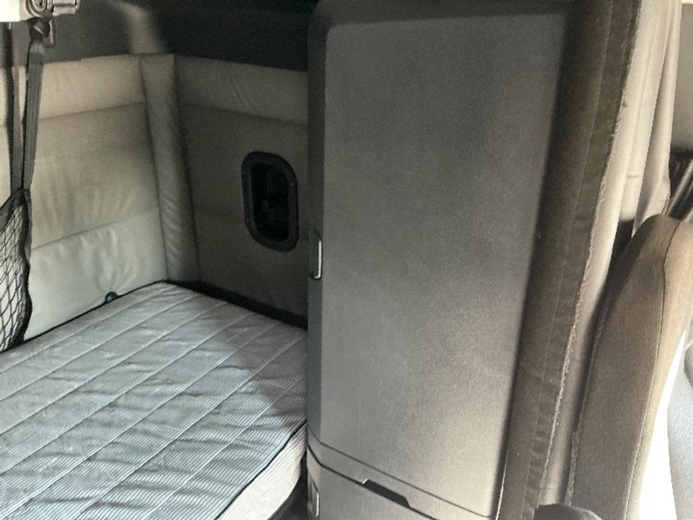 Sleeper Tractor-Heavy Duty Tractors-Freightliner-2022-T12664ST-East Chicago-IN-571,653\n\t\tmiles-$ 63,250 - Image 18