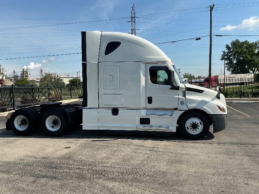 Sleeper Tractor-Heavy Duty Tractors-Freightliner-2022-T12664ST-East Chicago-IN-571,653\n\t\tmiles-$ 63,250 - Image 4