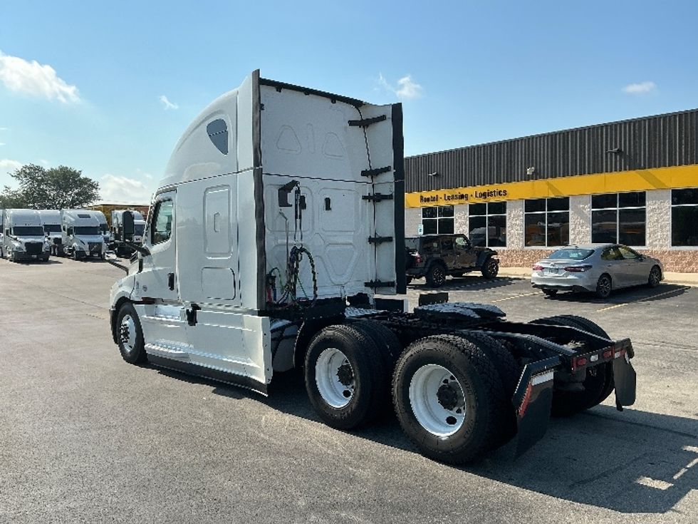 Sleeper Tractor-Heavy Duty Tractors-Freightliner-2022-T12664ST-East Chicago-IN-571,653\n\t\tmiles-$ 63,250 - Image 7